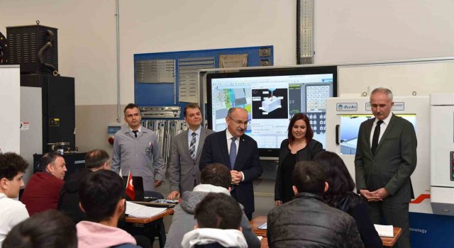 Manisa’da eğitim-sanayi iş birliği 12 kursiyere iş imkanı sağladı