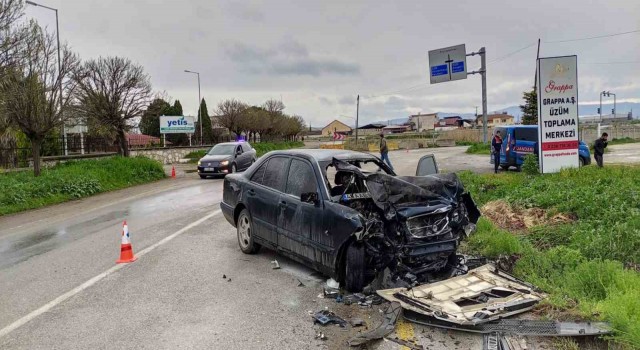 Manisada tır ile otomobil kafa kafaya çarpıştı: 1 ölü