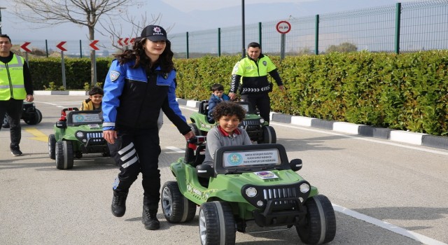 Manisadaki depremzede çocuklar trafik kurallarını eğlenerek öğrendi