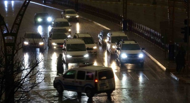 Mardinde sağanak yağışla birlikte gündüz geceye döndü