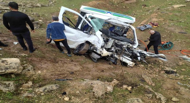 Mardinde tır ile pikap kafa kafaya çarpıştı: 1 ölü, 7 yaralı