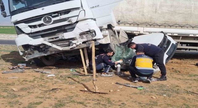 Mardinde tır otomobili biçti: 2 ölü, 2 yaralı