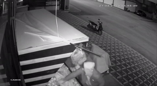 Marketten meyve ve içecek çaldılar, hırsızlık anı kameraya yansıdı