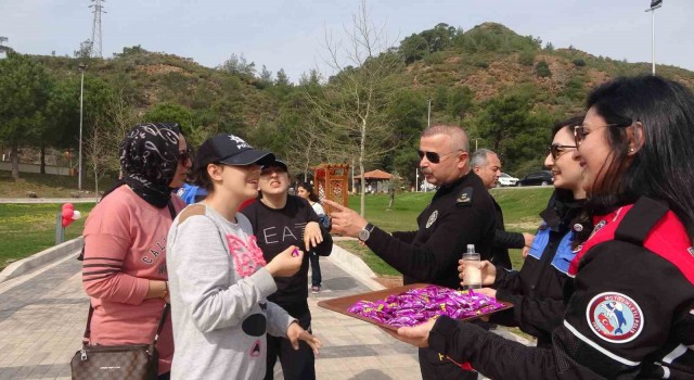 Marmaris polisi depremzede çocuklara moral oldu