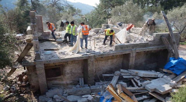 Marmariste kaçak yapılar yıkılıyor