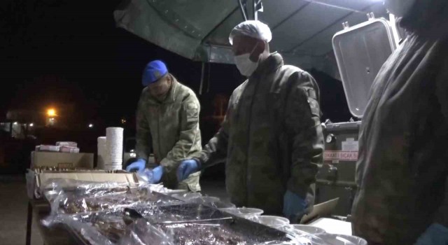 Mehmetçik Berat Kandilinde vatandaşlara tatlı ikram etti