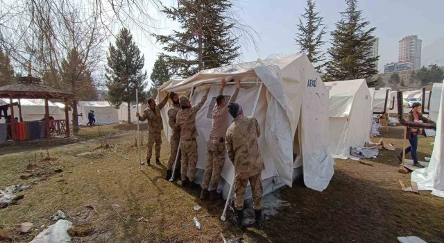 Mehmetçik deprem bölgesinde yaraları sarmaya devam ediyor