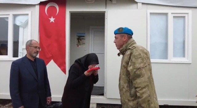 Mehmetçikten Şehit Piyade Üsteğmen Serkan Erkuşun Malatyada yaşayan ve depremden etkilenen ailesine anlamlı ziyaret