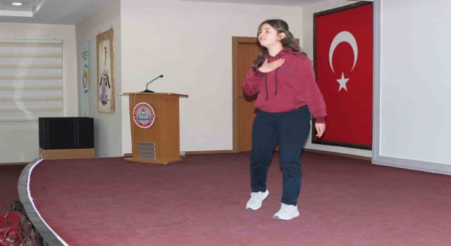 Menteşede İstiklal Marşını güzel okuma yarışmasında dereceye giren öğrenciler ödüllendirildi