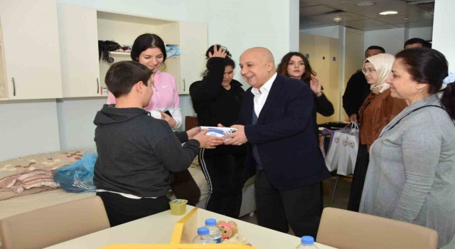 Mersin polisi, depremzedelerin yanında