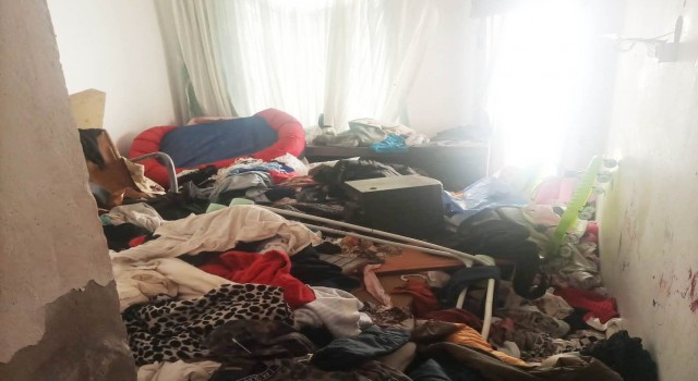 Mersinde apartman dairesinden 3 kamyon çöp çıkarıldı