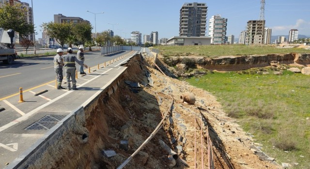 Mersinde bisiklet yolu çöktü