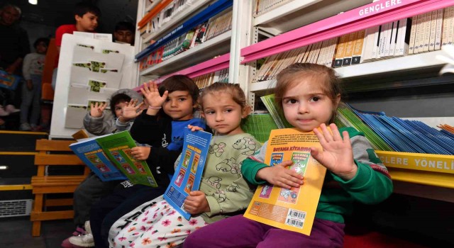 Mersinde depremzede çocuklara kitap hediye edildi