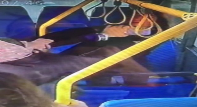 Mersinde minibüste iki kadının kavgası kameraya yansıdı