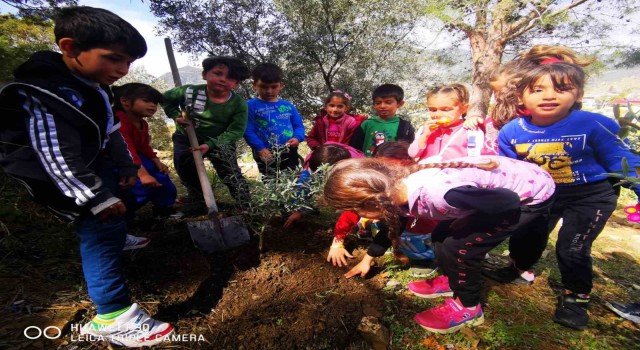 Mersinin tüm okullarında Yarın Sen de Bir Fidan Dik etkinliği