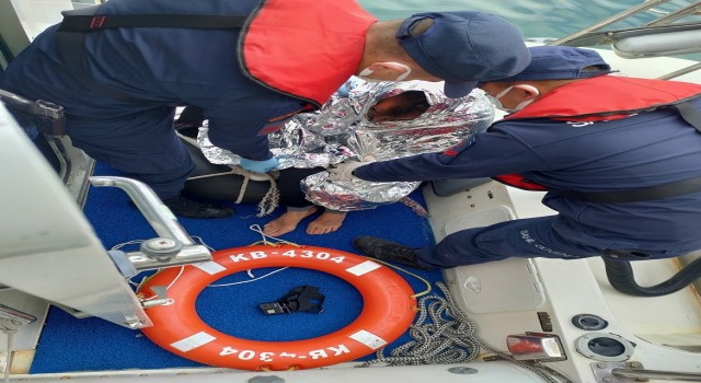 Midilli Adasına yüzerek geçmek isteyen göçmen Sahil Güvenlik ekiplerince kurtarıldı