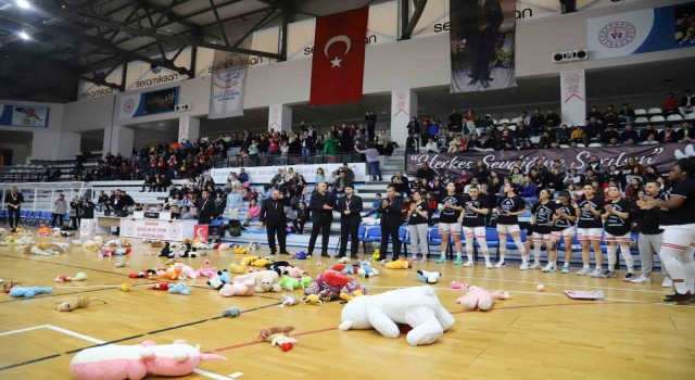 Milli basketbolcu Nilay Aydoğan, Turgutludaki maçta anıldı