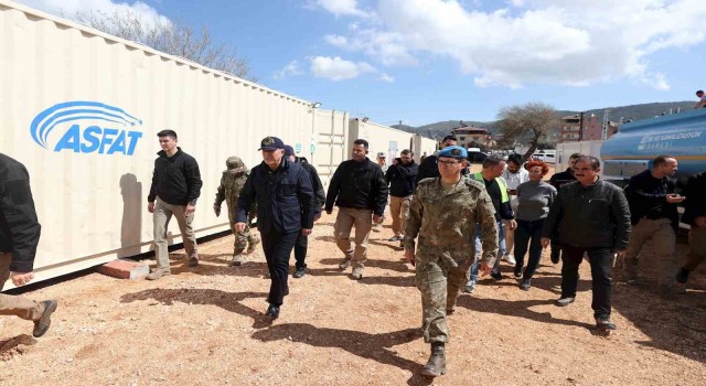 Milli Savunma Bakanı Akardan Antakyadaki çadır kentte inceleme