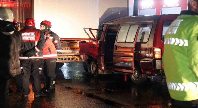 Minibüs, deprem bölgesine konteyner götüren tıra ok gibi saplandı: 1 ölü, 2 yaralı