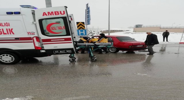 Minibüs ile otomobil çarpıştı: 1 yaralı