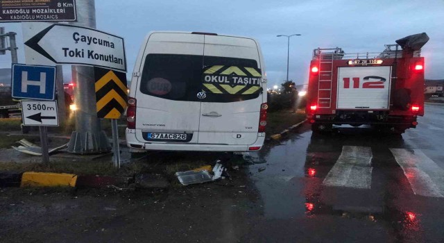 Minibüs önündeki otomobile arkadan çarptı: 1 yaralı