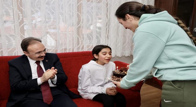 Minik depremzedeye doğum gününü sürprizi