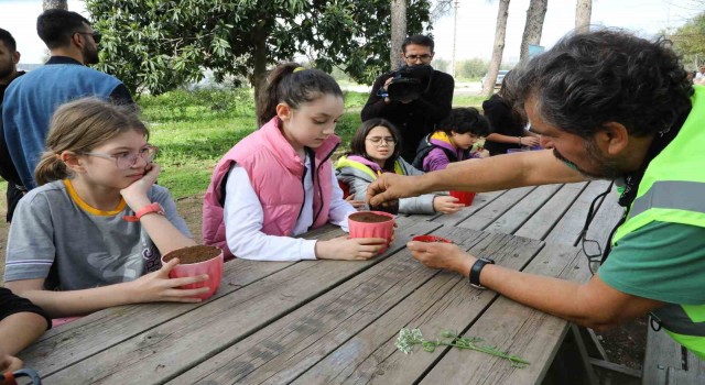 Minik eller fidanları deprem anısına dikti