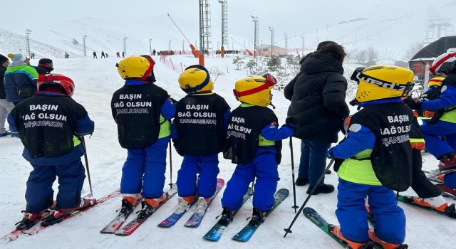 Minik kayak severler depremde hayatını kaybedenleri yarışarak andı