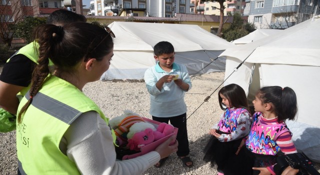 Minik Zeynepin gönderdiği oyuncaklardan çıkan not, duygulandırdı