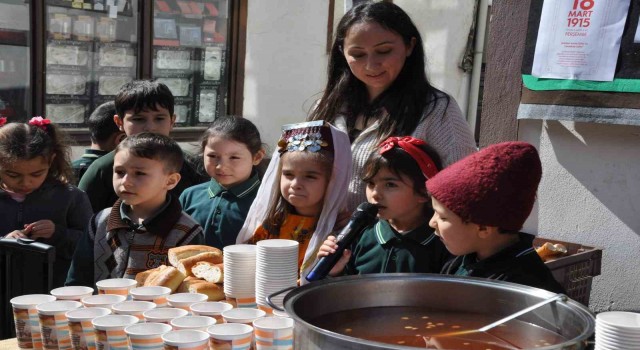 Minikler Çanakkale şehitlerinin son yemek menüsünü dağıttı