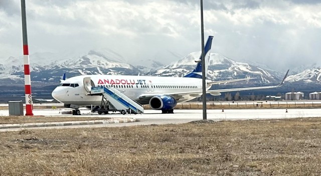 Motor ve kanat kısmını iniş sırasında piste sürten THYnin TK 7575 sefer sayılı uçağı Erzurum Havalimanında onarılacak
