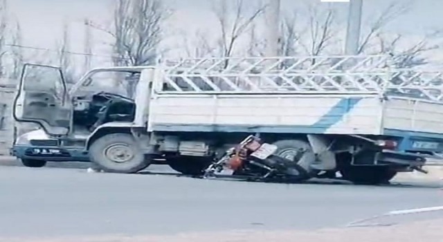 Motosiklet kamyonetin altında kaldı: 1 ölü