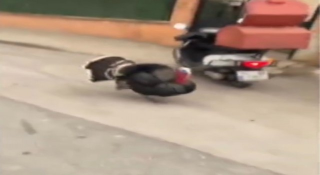 Motosikletine binmek isteyen kuryeye hindi engeli