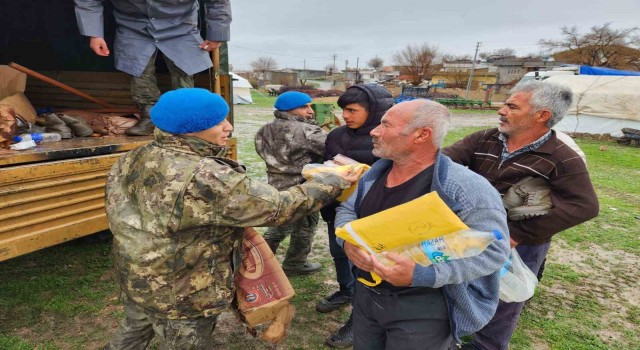 MSB: Mehmetçik, sel felaketinin neden olduğu zorlu şartlarda yardım faaliyetlerini aralıksız sürdürüyor