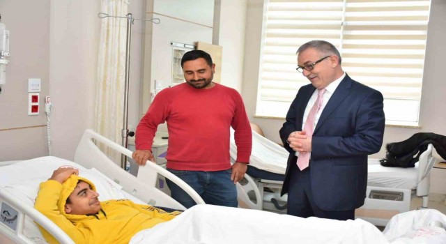 Müdür Akyol, depremzede öğrenci ile hastanede bir araya geldi