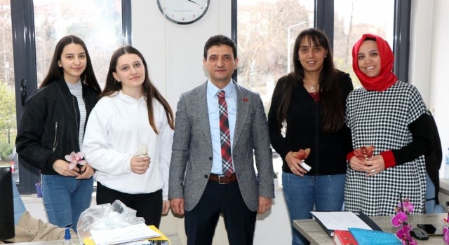 Müdür Parıldar, personellerinin Kadınlar Gününü kutladı