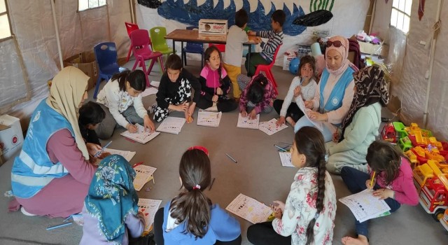 Müftülük personeli depremzede çocuklara manevi danışmanlık yapıyor