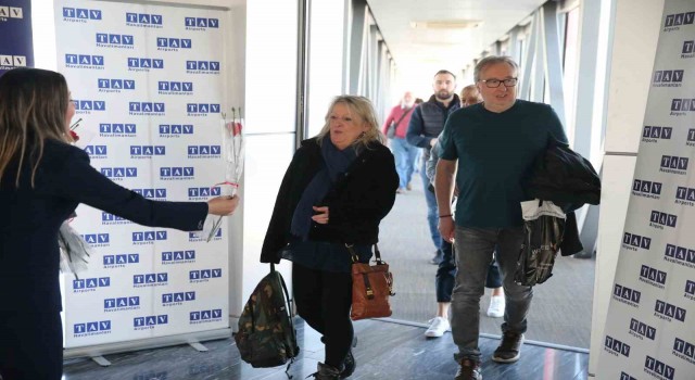 Muğlada sezonun ilk turistleri çiçeklerle karşılandı