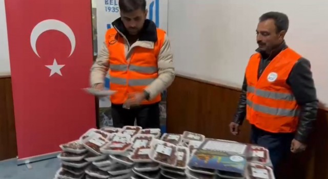 Muradiye Belediyesinden hurma ve imsakiye dağıtımı