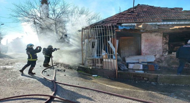 Müstakil evde çıkan yangın spot eşyaları küle çevirdi