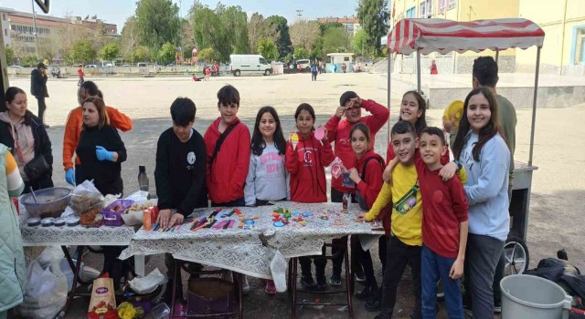 Nazilli Cumhuriyet İlkokulunda depremzedeler için hayır panayırı düzenlendi