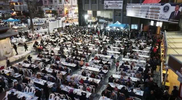 Nazillide ilk iftar Belediye Meydanında yapıldı