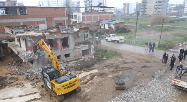 Nazillide metruk binaların yıkımı devam ediyor