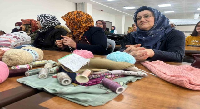 Nevşehirde depremzede kadınlar örgü örerek stres atıyor