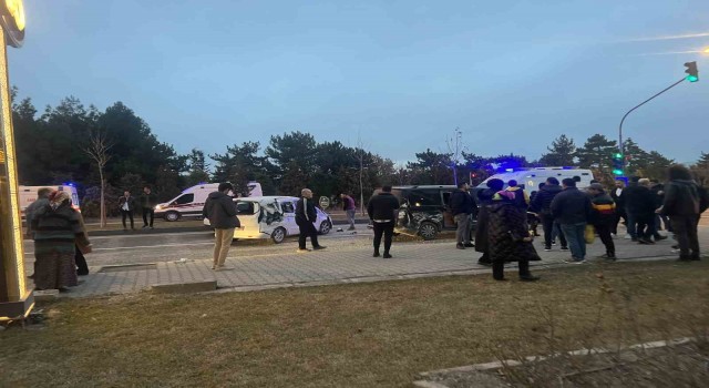 Nevşehirde fireni patlayan kamyon araçlara çarptı: 6 yaralı