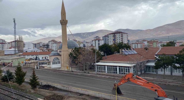 Niğdede depremde hasar alan minare yıkıldı