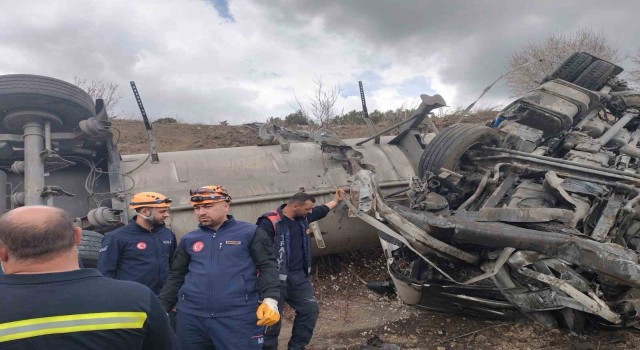 Niğdede LPG tankeri devrildi: 1 ölü