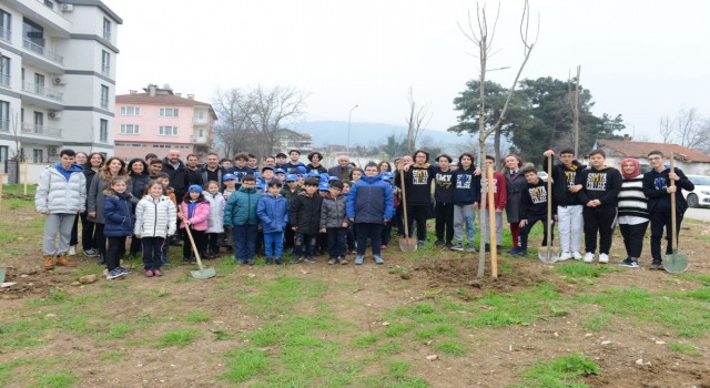 Nilüferde öğrenciler gelecekleri için fidan dikti