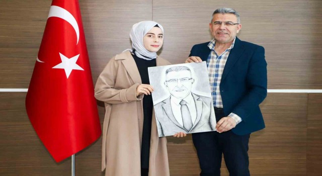 Nişan yüzüklerini takan Başkan Gülere karakalem portre jesti