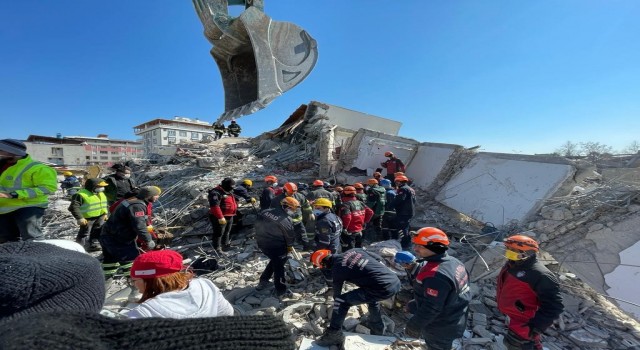 Nurdağında 129. saatte 5 kişilik aileyi kurtaran itfaiye ekipleri duygu dolu anları İHAya anlattı